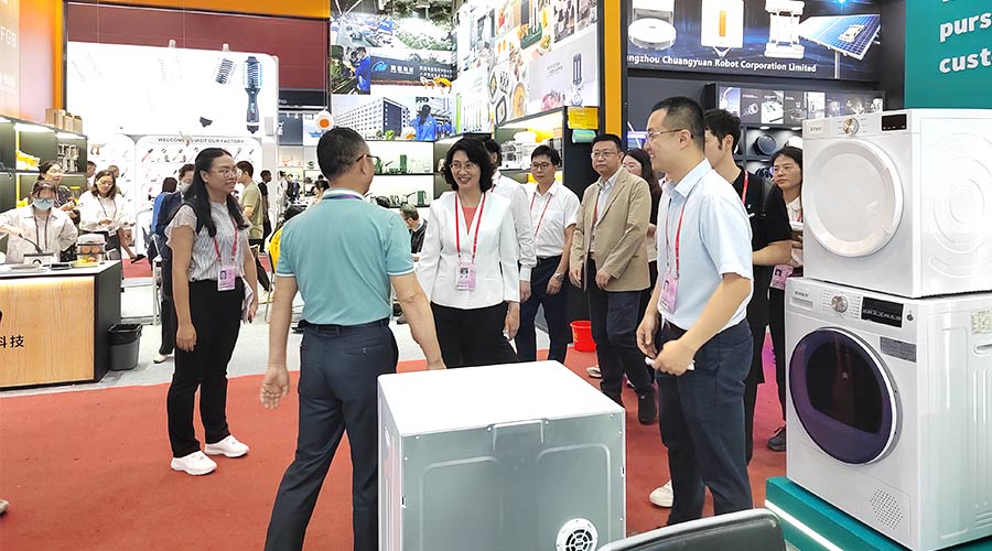 廣交會迎來大咖！江門市市長親臨金環(huán)電器展位參觀交流