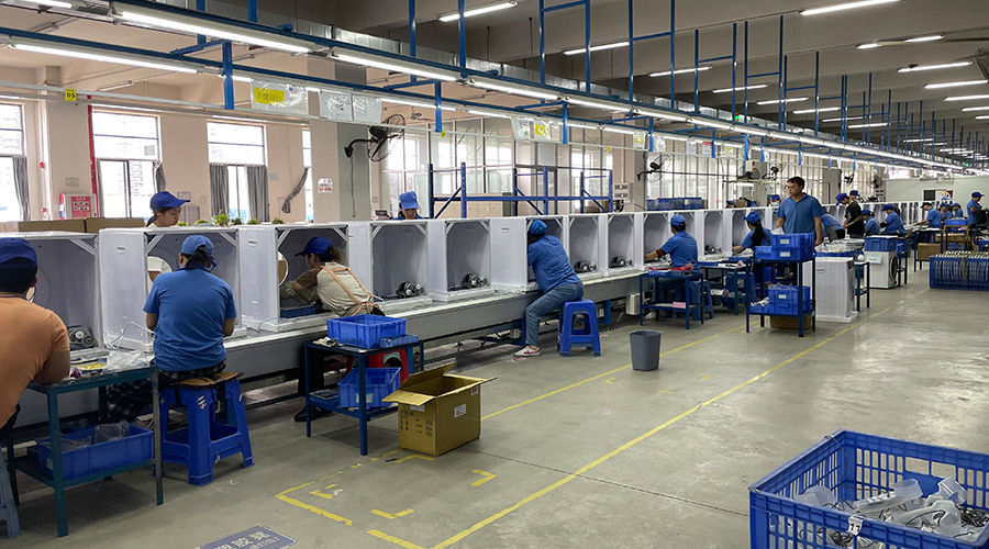 四月訂單高峰，車(chē)間繁忙景象