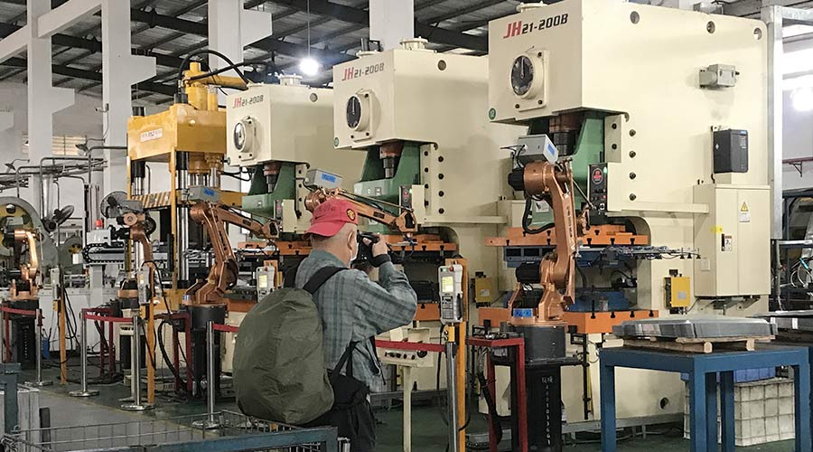 江門市攝影協(xié)會蒞臨金環(huán)電器拍攝交流  用鏡頭見證實(shí)力！