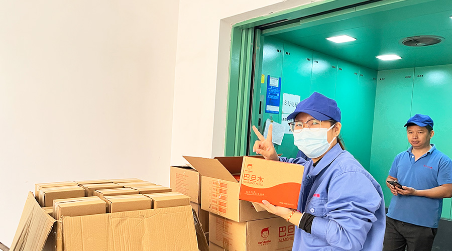 喜笑顏開！三八婦女節(jié)  金環(huán)電器發(fā)放禮品暖人心