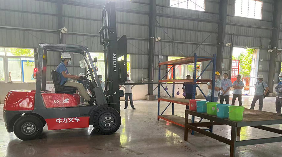 比技能 展風(fēng)采！金環(huán)電器參與鶴城鎮(zhèn)第二屆企業(yè)職工叉車技能競賽